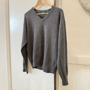 Men’s Embassy Row taupe v-neck 100% cashmere sweater medium